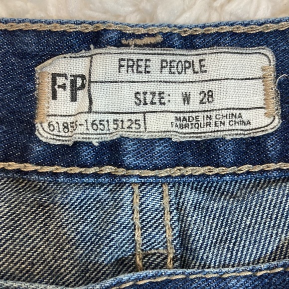 💙Free People Distressed Crochet Lace Trim Denim Short - Picture 4 of 9